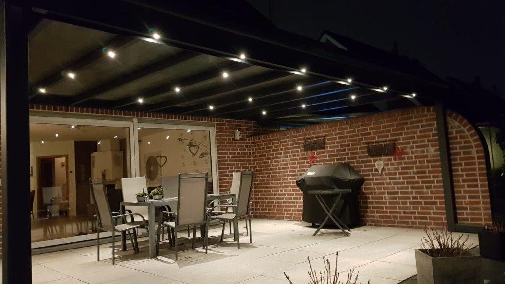Terrassendach mit LED-Beleuchtung am Abend