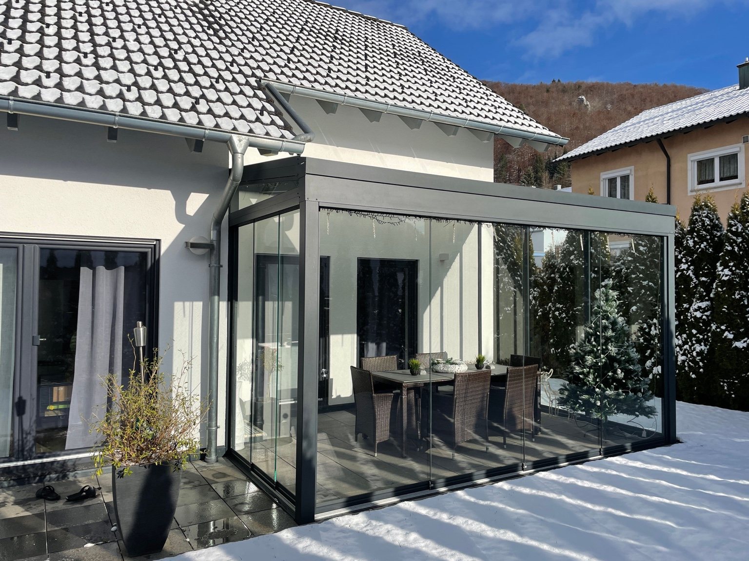 Kaltwintergarten im Winter mit Schnee
