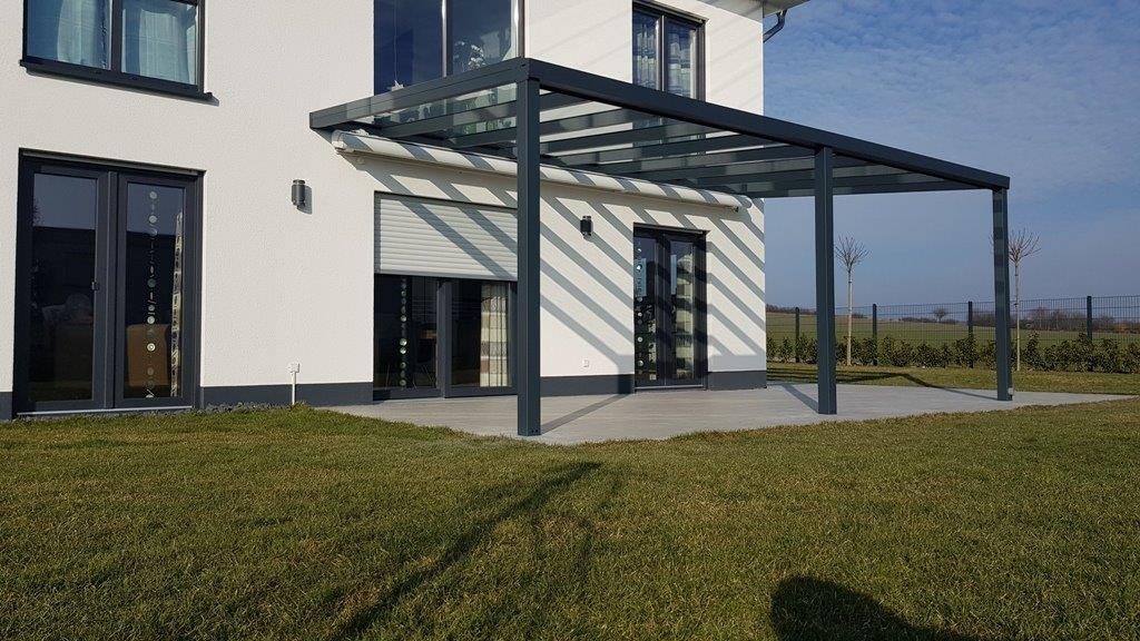 Offenes Terrassendach am modernen Wohnhaus