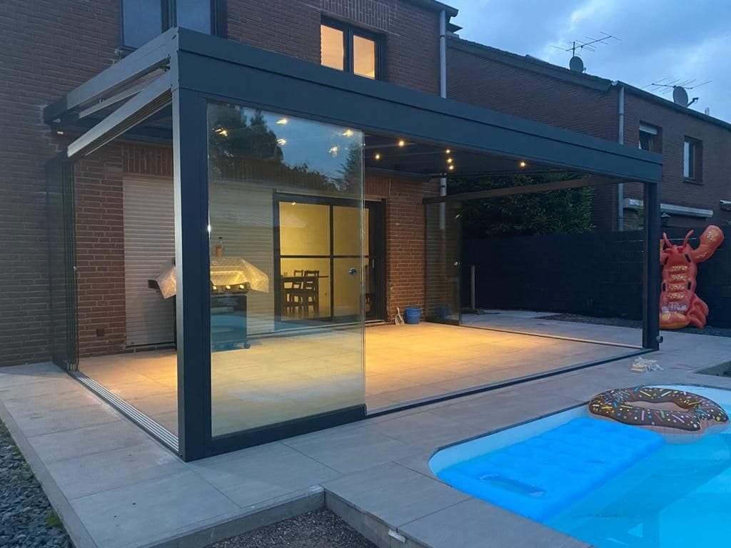 Kaltwintergarten mit Pool und Abendbeleuchtung