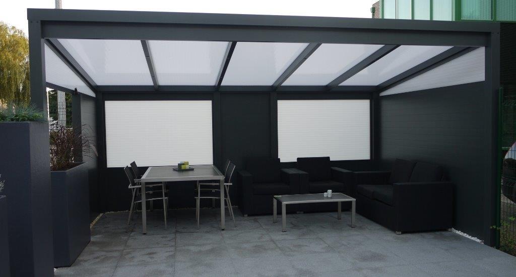 Terrassendach mit seitlichem Sichtschutz im Garten